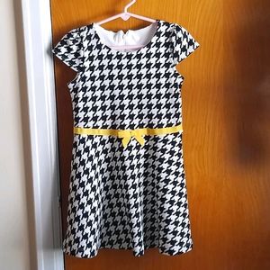 Girls size 5 Houndstooth dress with yellow ribbon